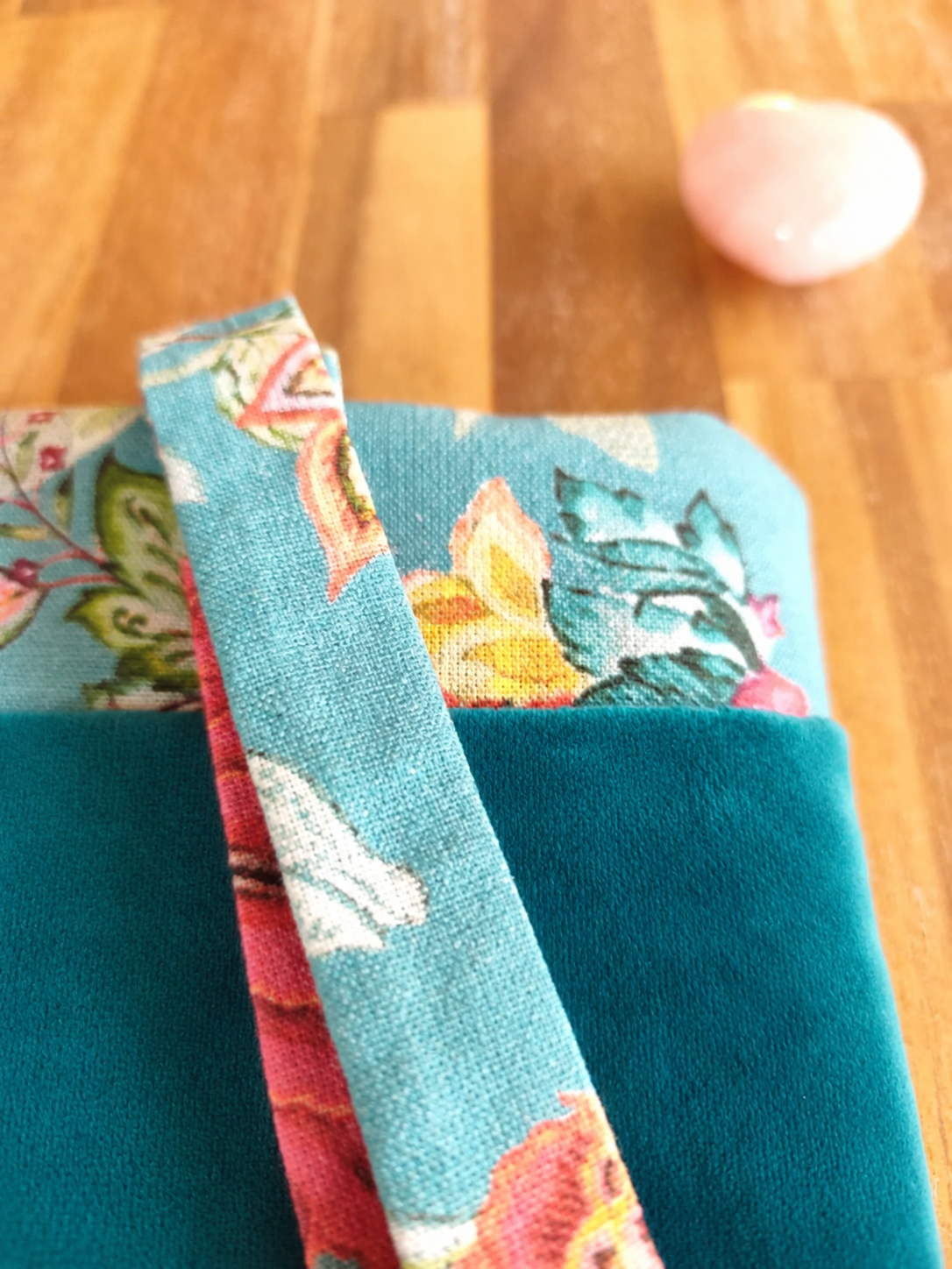 Pochette et protege Livre à Rubans en velours Vert bleu exotique, Des Mots dans du Velours, fabrication france, artisanat, marque page
