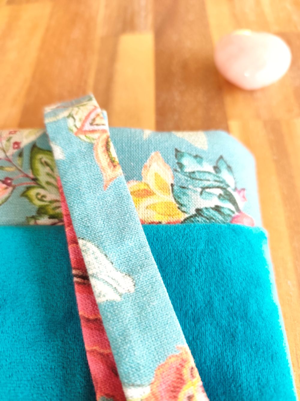 Pochette et protege Livre à Rubans en velours Vert bleu exotique, Des Mots dans du Velours, fabrication france, artisanat, marque page