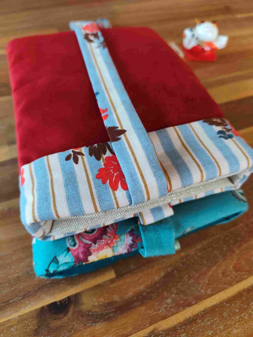 Pochette et protege Livre à Rubans en velours rouge Poppins, Des Mots dans du Velours, fabrication france, artisanat