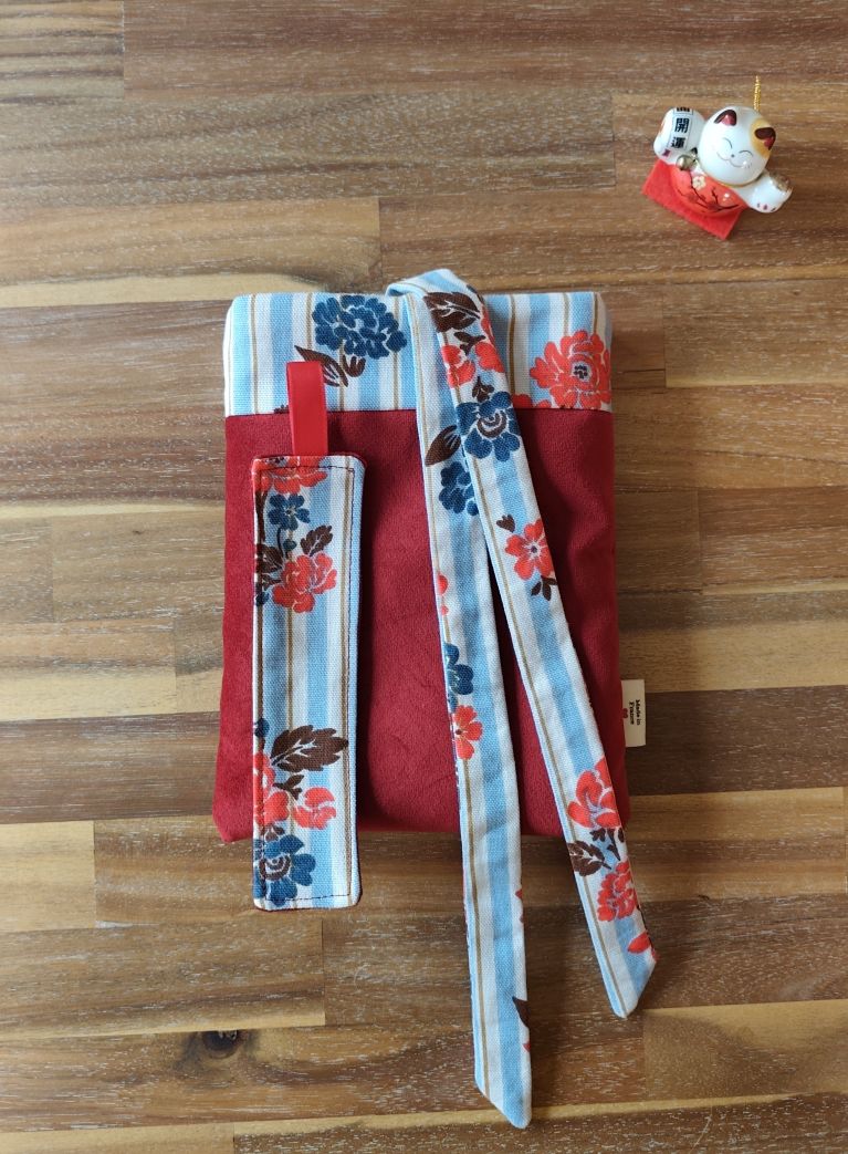 Pochette et protege Livre à Rubans en velours rouge Poppins, Des Mots dans du Velours, fabrication france, artisanat