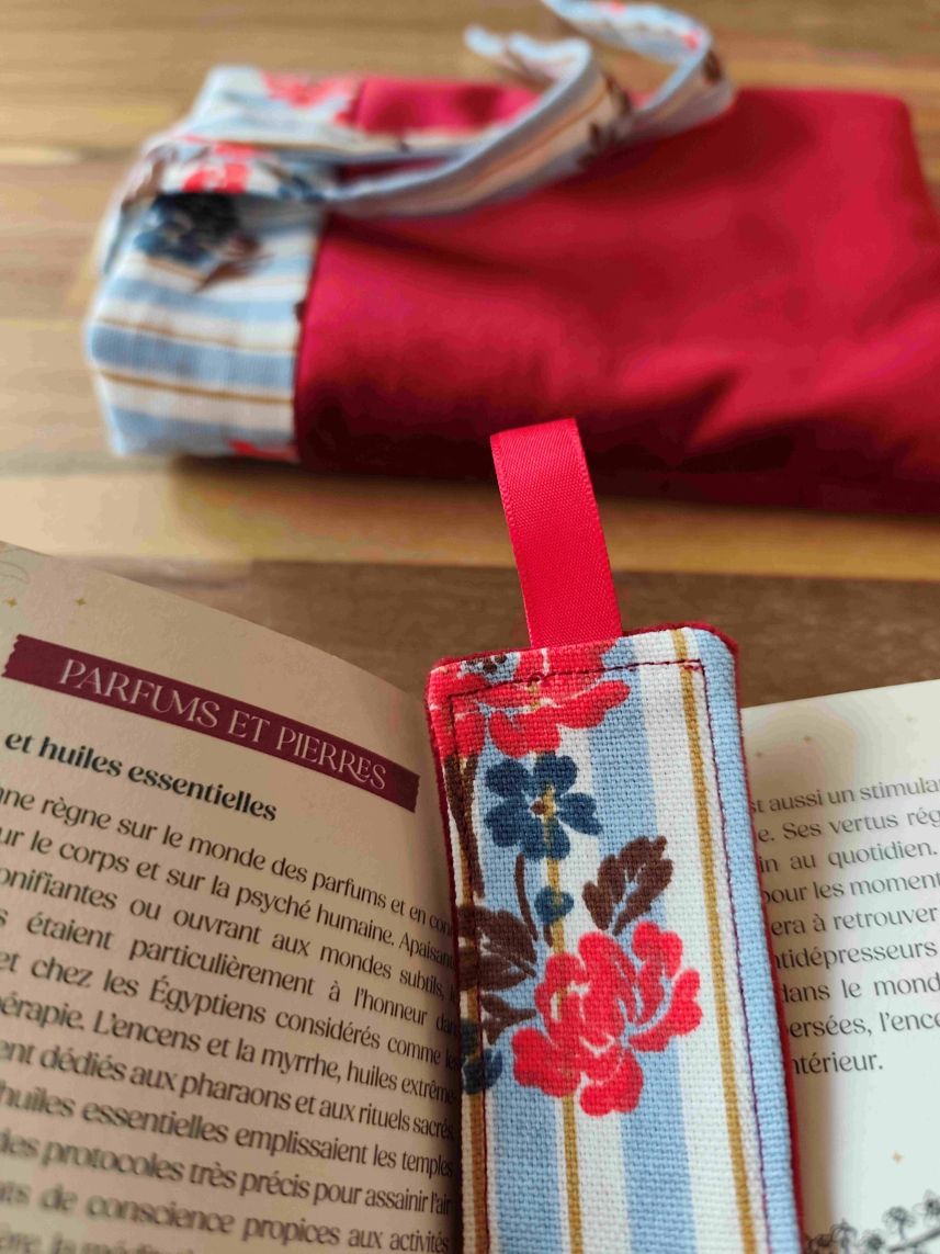 Pochette Livre Mots dans du Velours, marque page Rouge artisanat Français dos