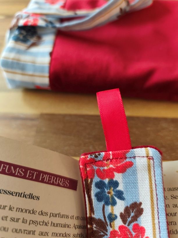 Pochette Livre Mots dans du Velours, marque page Rouge artisanat Français dos