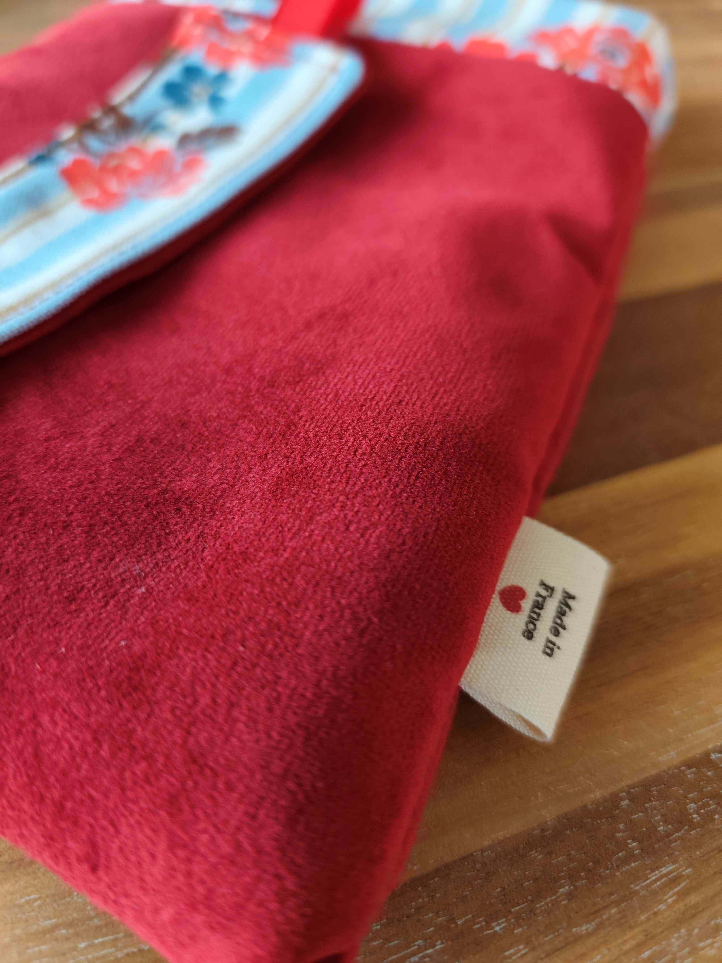 Pochette et protege Livre à Rubans en velours rouge Poppins, Des Mots dans du Velours, fabrication france, artisanat