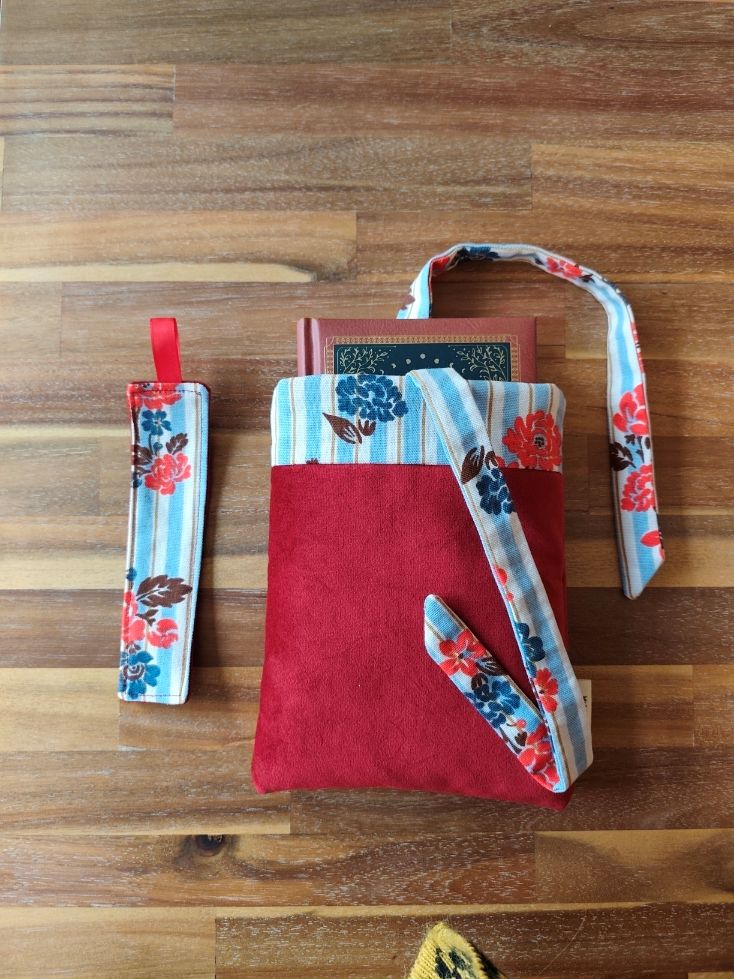 Pochette et protege Livre à Rubans en velours rouge Poppins, Des Mots dans du Velours, fabrication france, artisanat