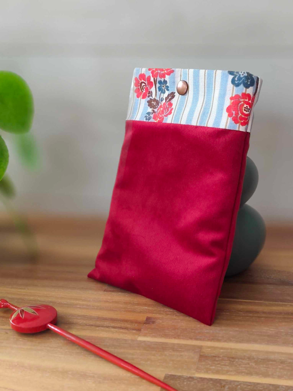 Pochette Livre MOts dans du Velours, protege livre bouton pressions  Rouge artisanat francais