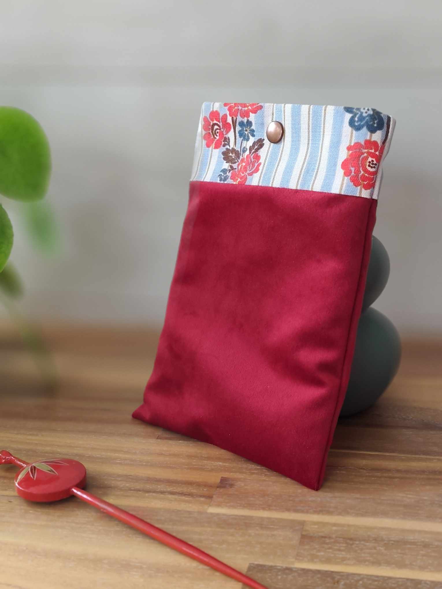 Pochette Livre MOts dans du Velours, protege livre bouton pressions  Rouge artisanat francais