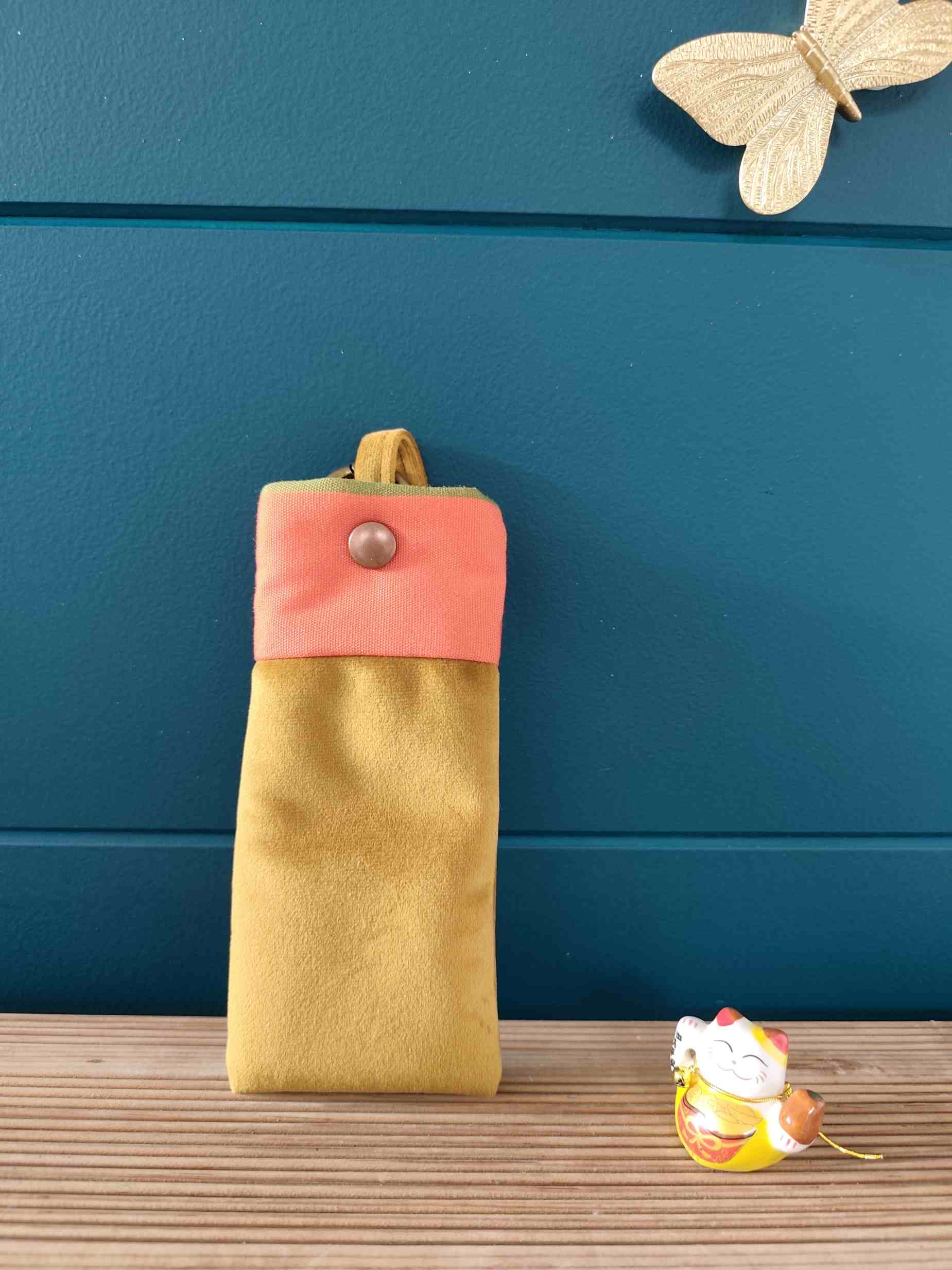 Pochette Livre Mots dans du Velours, Etui à lunettes velours chic Jaune caramel