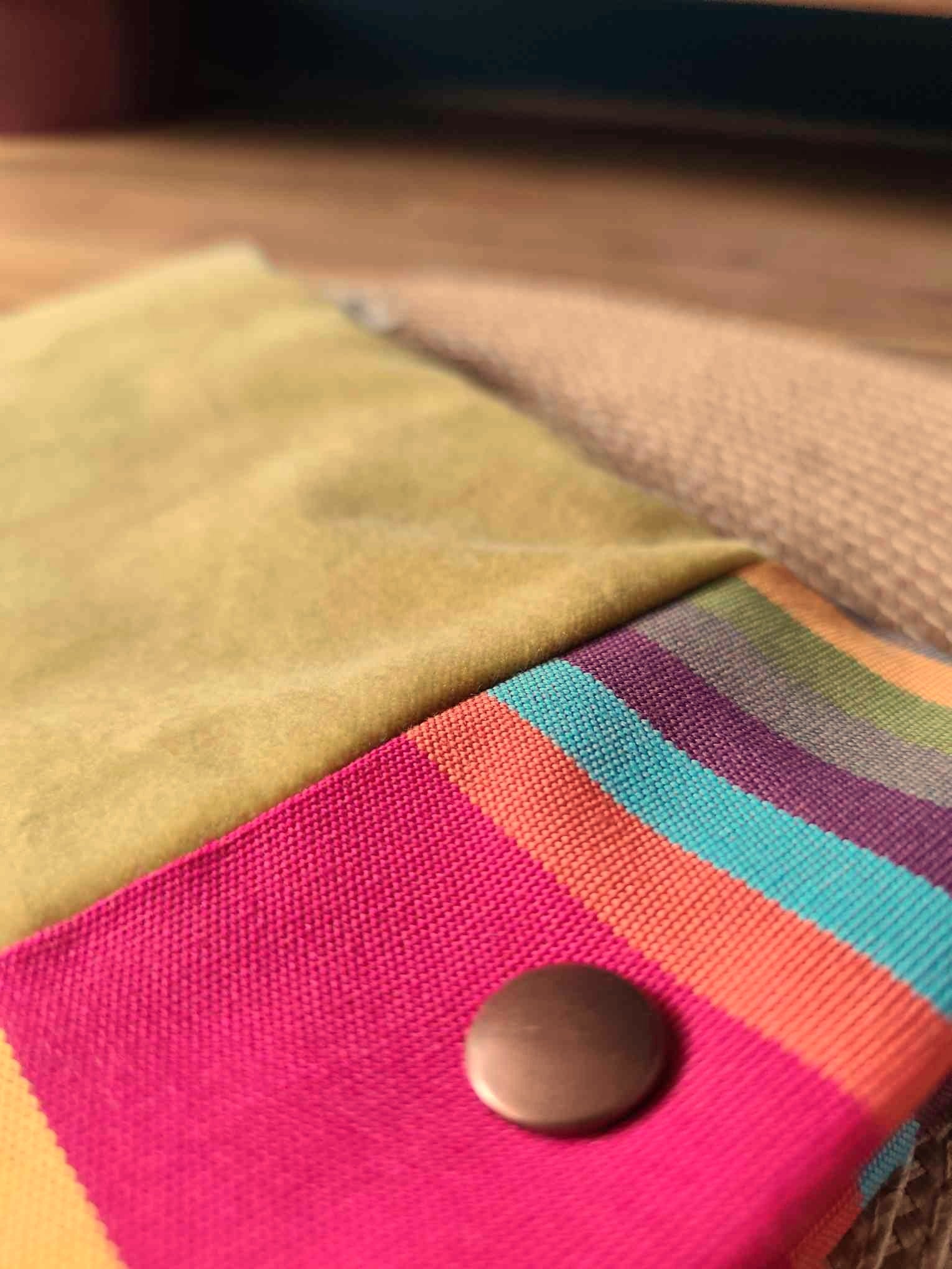 Pochette Livre Mots dans du Velours, protège livre à pression velours chic Jaune caramel