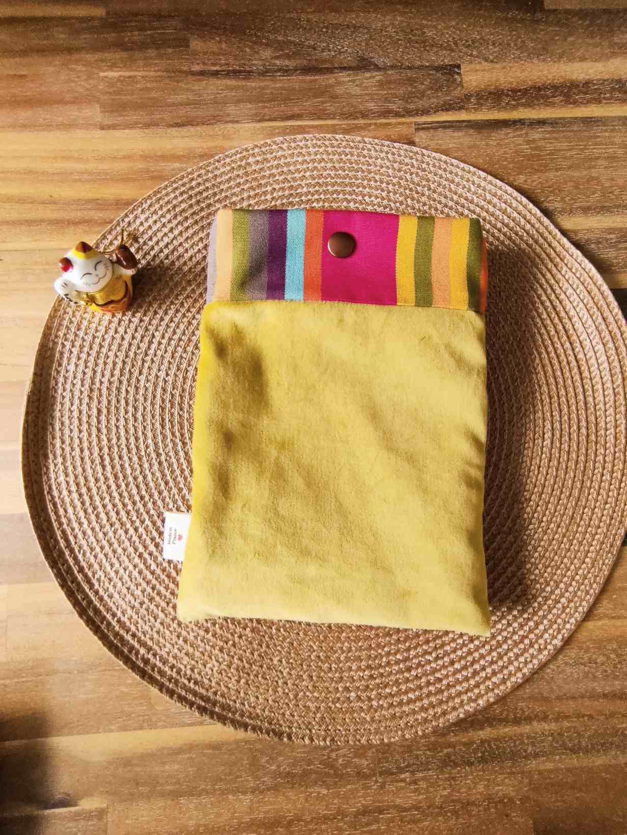 Pochette Livre Mots dans du Velours, protège livre à pression velours chic Jaune caramel