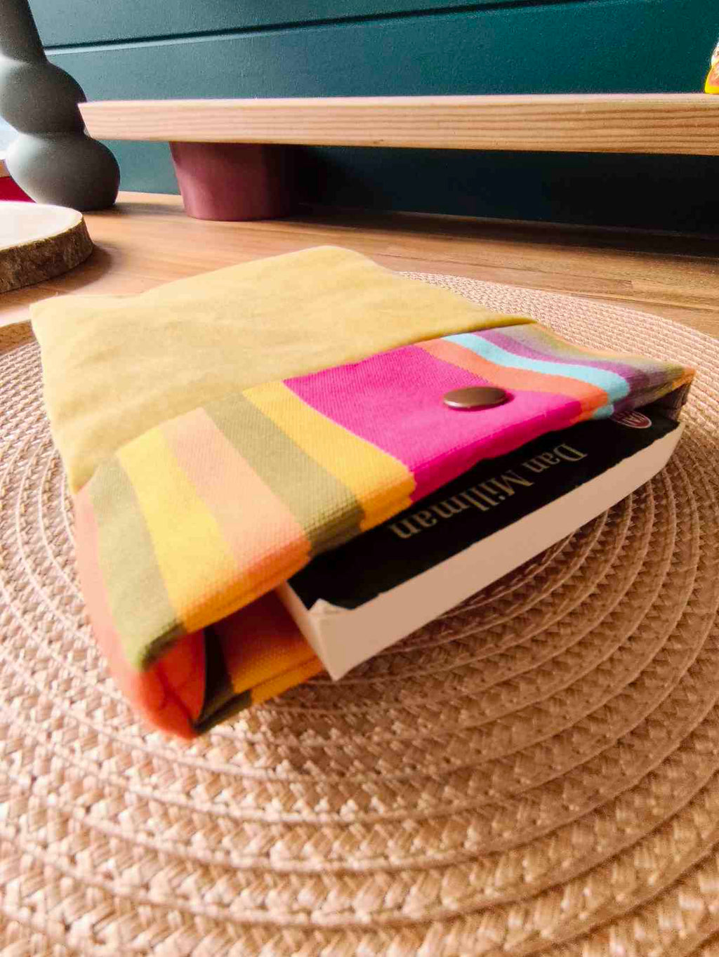 Pochette Livre Mots dans du Velours, protège livre à pression velours chic Jaune caramel