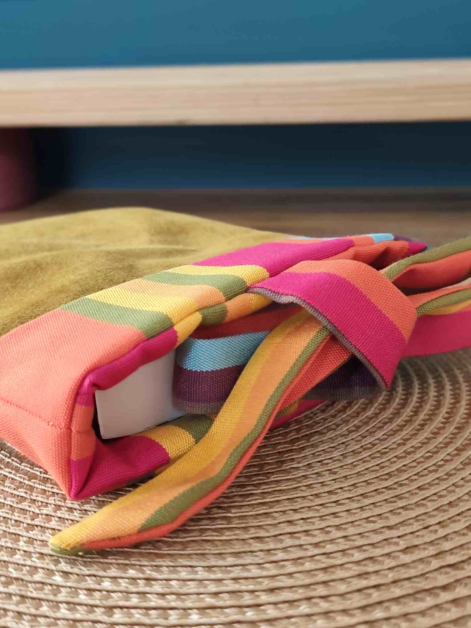 Pochette Livre Trio Mots dans du Velours, protège livre à rubans molletonné velours chic Jaune caramel