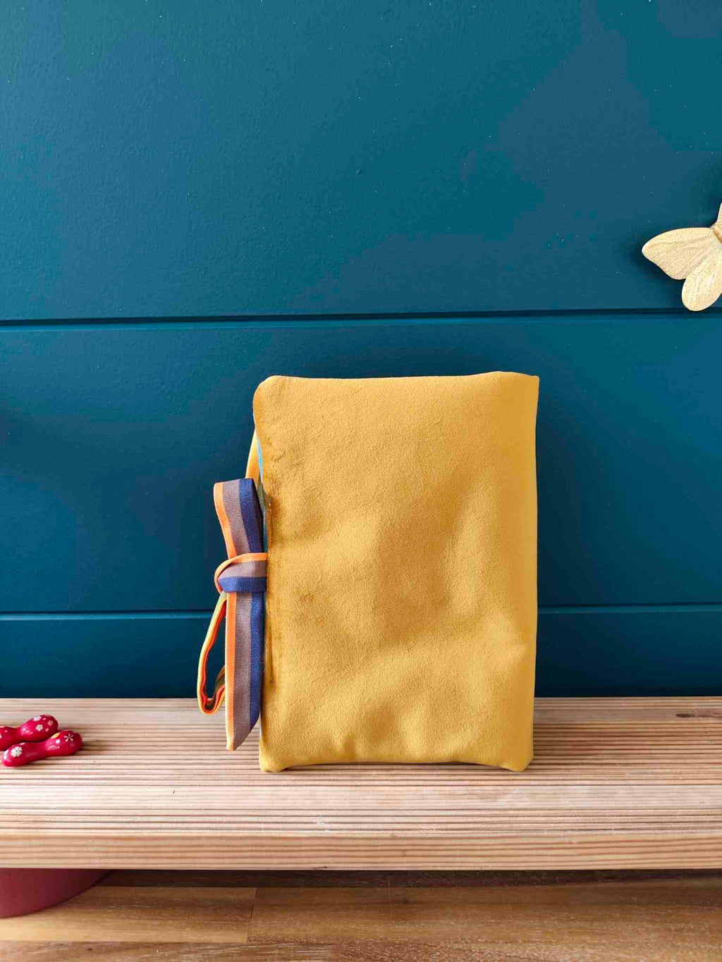 Pochette Livre Trio MOts dans du Velours, protege livre carnet trousse velours chic vue de dos