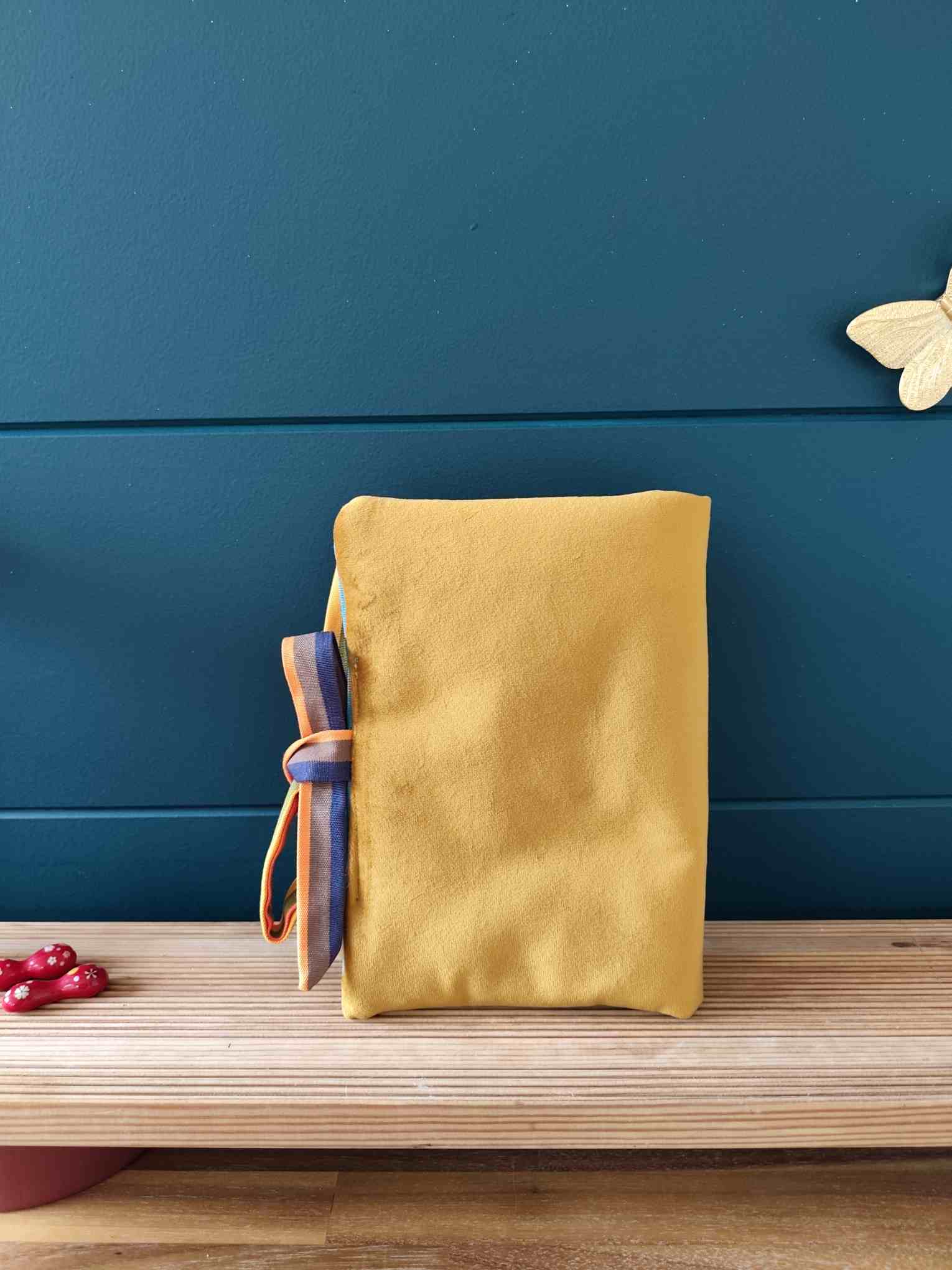 Pochette Livre Trio MOts dans du Velours, protege livre carnet trousse velours chic vue de dos