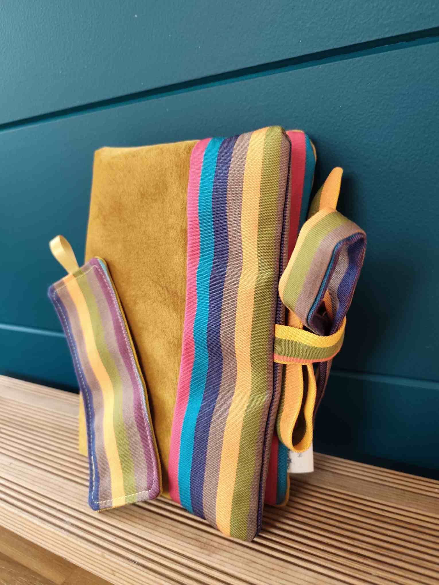 Pochette Livre Trio MOts dans du Velours, protege livre carnet trousse velours chic marque page