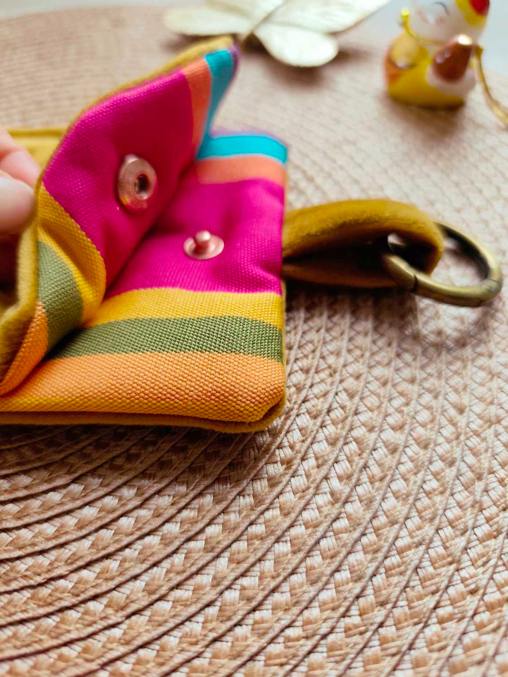 Pochette Livre Mots dans du Velours, Etui à lunettes velours chic caramel doré artisanat francais