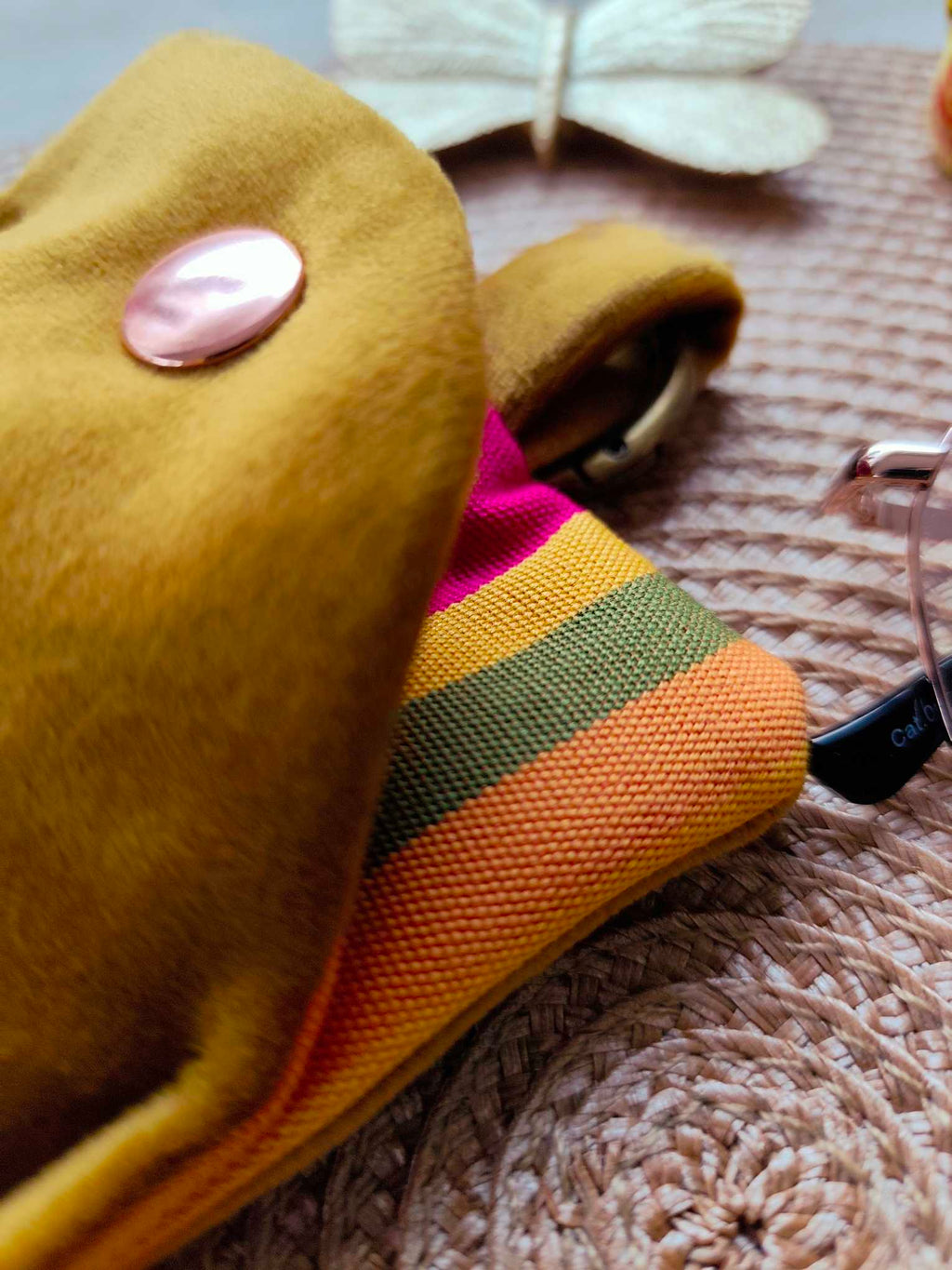 Pochette Livre Mots dans du Velours, Etui à lunettes velours chic caramel doré artisanat francais