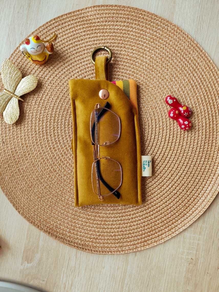 Pochette Livre Mots dans du Velours, Etui à lunettes velours chic caramel doré artisanat francais
