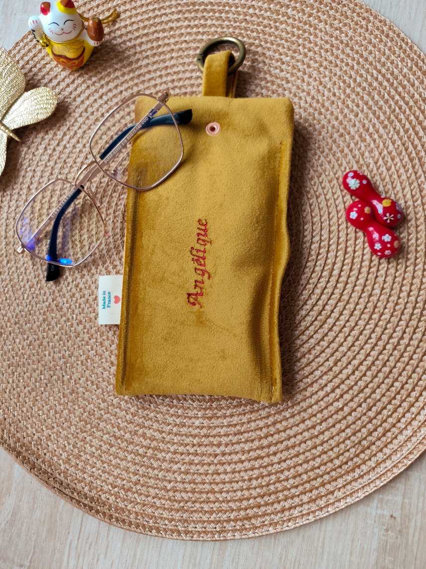 Pochette Livre Mots dans du Velours, Etui à lunettes velours chic caramel doré artisanat francais personnalise prenom