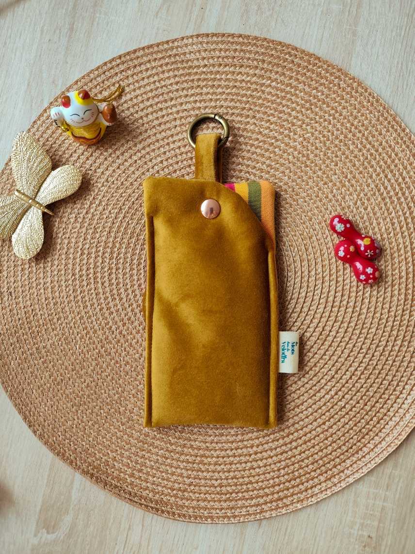 Pochette Livre Mots dans du Velours, Etui à lunettes velours chic caramel doré artisanat francais