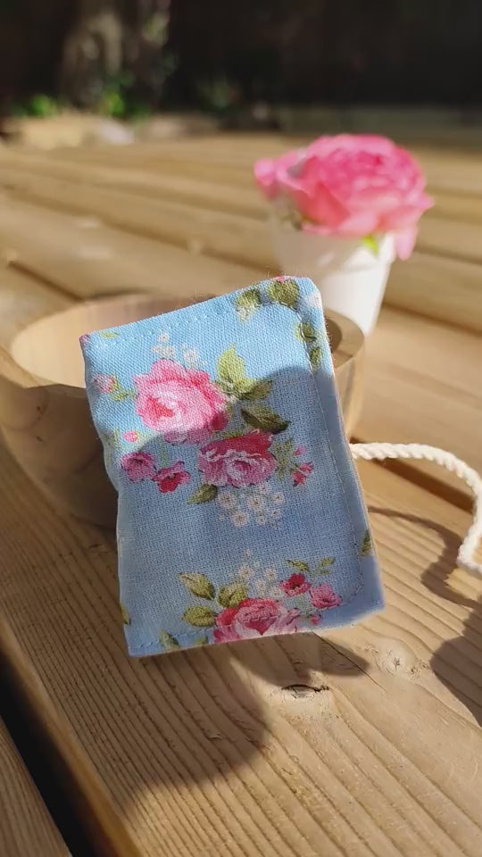 VIDEO-Des mots dans du velours pochettes livres france artisanat English Summer Pochon mini livre lavandin