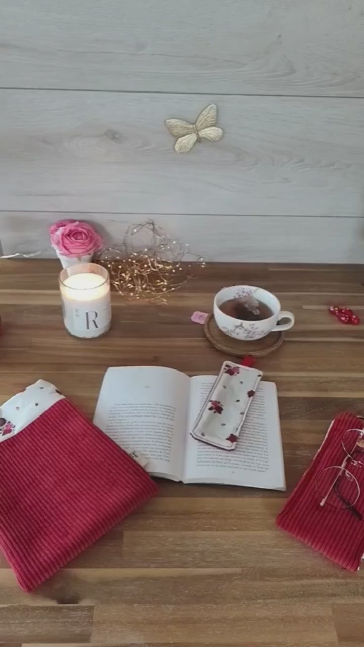 VIDEO-Pochette Livre Mots dans du Velours, protege livre bouton pressions  artisanat francais marque page etui a lunette La Vie en Rose